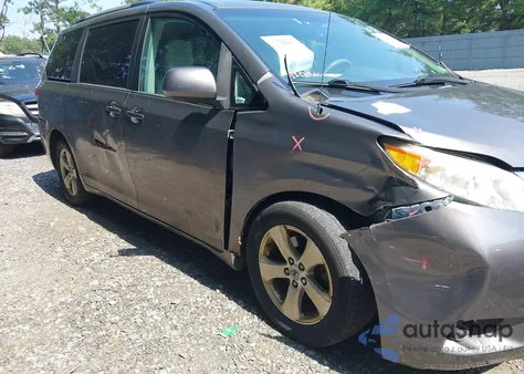 2012 Toyota Sienna Le V6 8 Passenger z USA, uszkodzony, nr VIN 5TDKK3DC4CS186149